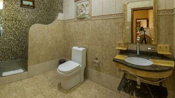 Apartment | Bathroom | Shower, free toiletries, hair dryer, slippers