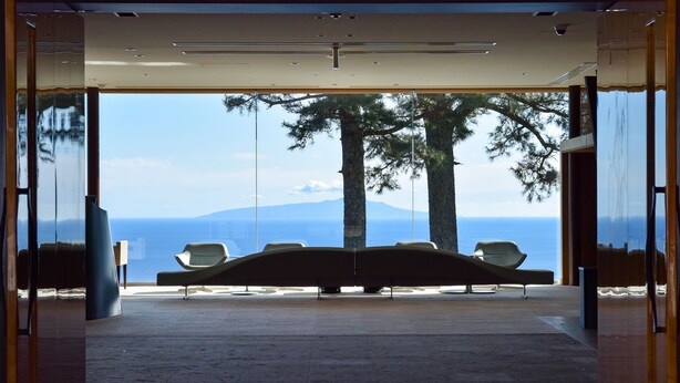 A modern interior with a view of the sea and mountains. - Atami Club Geihinkan (Atami)