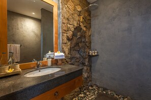 Shower, free toiletries, bidet, towels - Ning Villa Ubud by GenuineHost (Ubud)