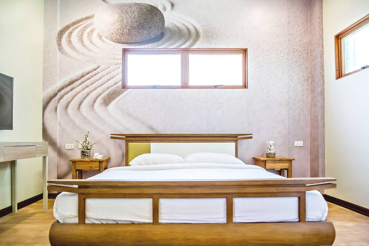 Svit (Ryokan) | Värdeförvaringsskåp på rummet, skrivbord och sängkläder