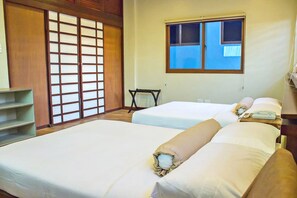 Svit (Ryokan Twin) | Värdeförvaringsskåp på rummet, skrivbord och sängkläder