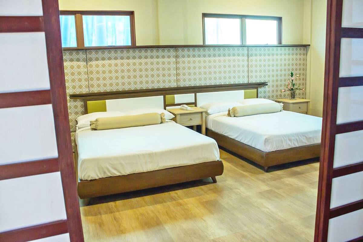 Svit (Ryokan Twin) | Värdeförvaringsskåp på rummet, skrivbord och sängkläder