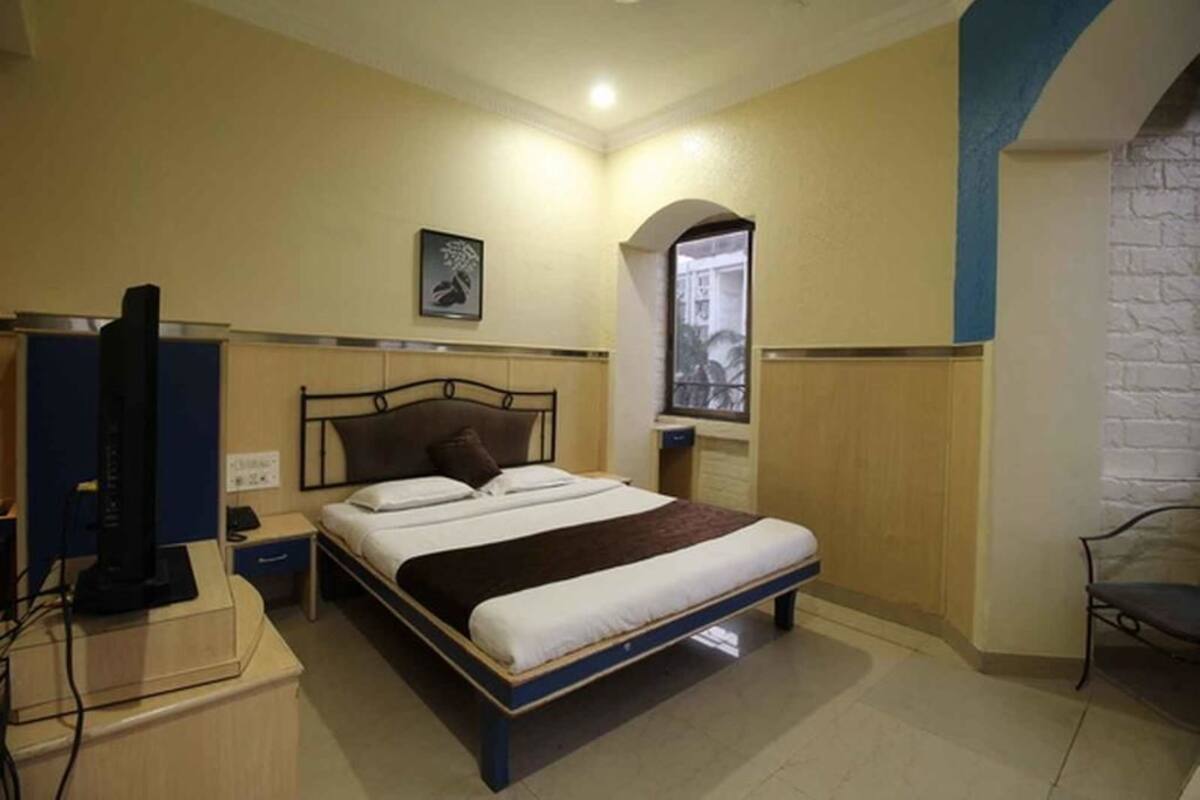 Superior Double Room, 1 Queen Bed, Smoking | In-room safe, desk, blackout drapes, free WiFi
