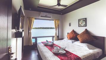 Minibar, in-room safe, desk, free wired Internet