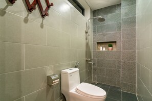 Family Villa, 3 Bedrooms | Bathroom | Shower, free toiletries, hair dryer, slippers