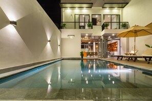 Outdoor pool, pool umbrellas, sun loungers