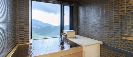 华丽双床房 (with Private Open-air Bath, Yamabuki) | 浴室 | 免费洗浴用品、吹风机、拖鞋、电子马桶