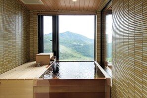 Habitació amb dos llits individuals Deluxe (with Private Open-air Bath, Akane) | Bany | Articles de tocador gratuïts, assecador de cabells i sabatilles 