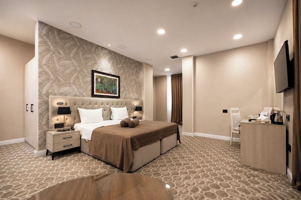 Deluxe Double or Twin Room | 1 bedroom, premium bedding, minibar, in-room safe