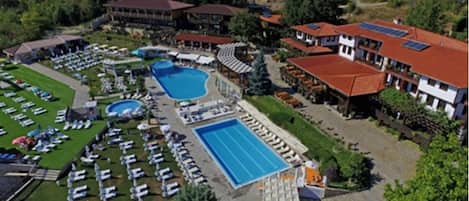 2 outdoor pools, sun loungers