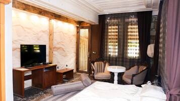 Superior Double Room, Balcony | Minibar, in-room safe, desk, soundproofing