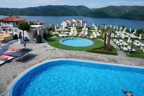 2 piscines extérieures, chaises longues