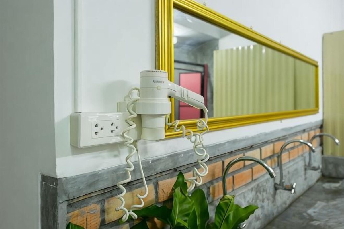 Rainfall showerhead, free toiletries, hair dryer, bidet