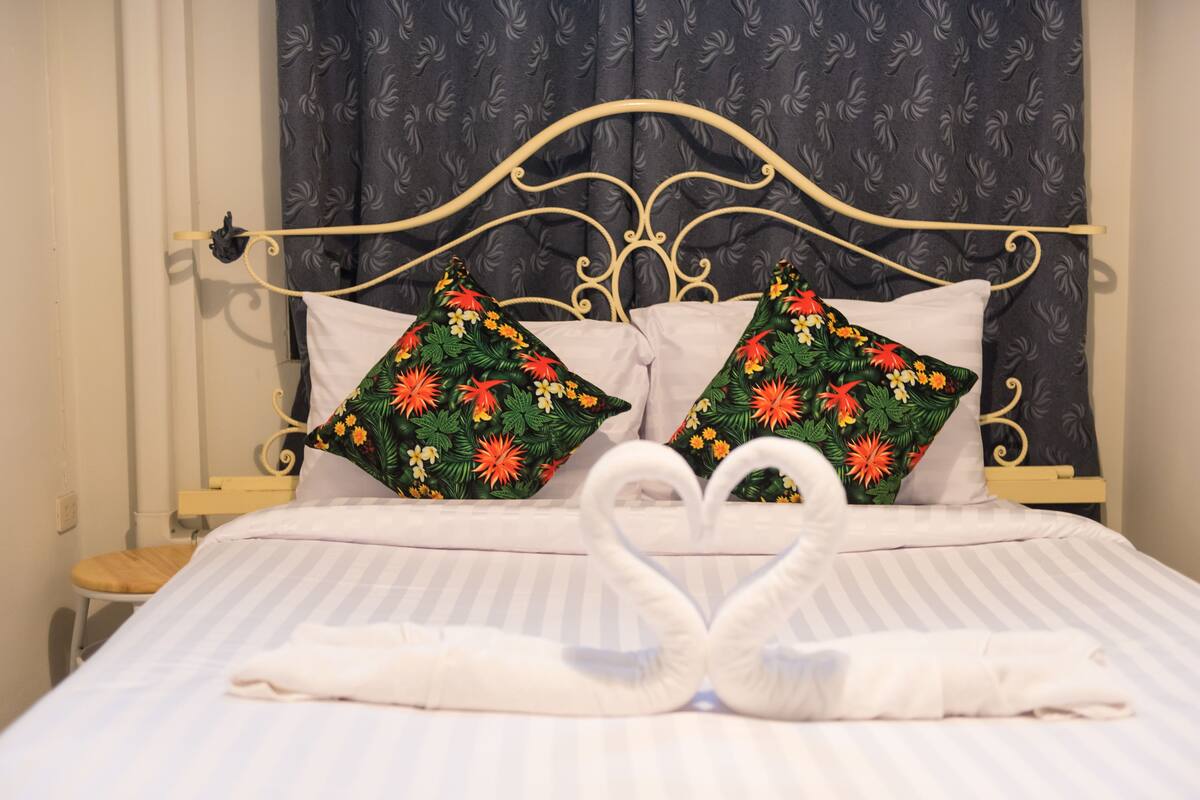 Double Room with Shared Bathroom  | In-room safe, blackout drapes, soundproofing, WiFi (free)