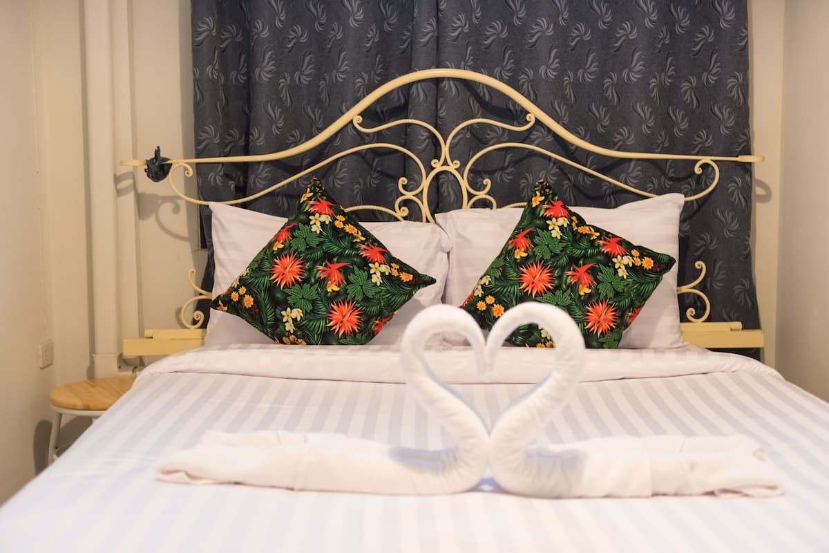 Double Room with Shared Bathroom | In-room safe, blackout drapes, soundproofing, free WiFi