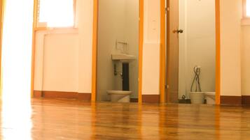 Dormitório compartilhado econômico, 1 quarto (Group, Fan) | Banheiro | Chuveiro, chuveiro com efeito de chuva, produtos de toalete grátis