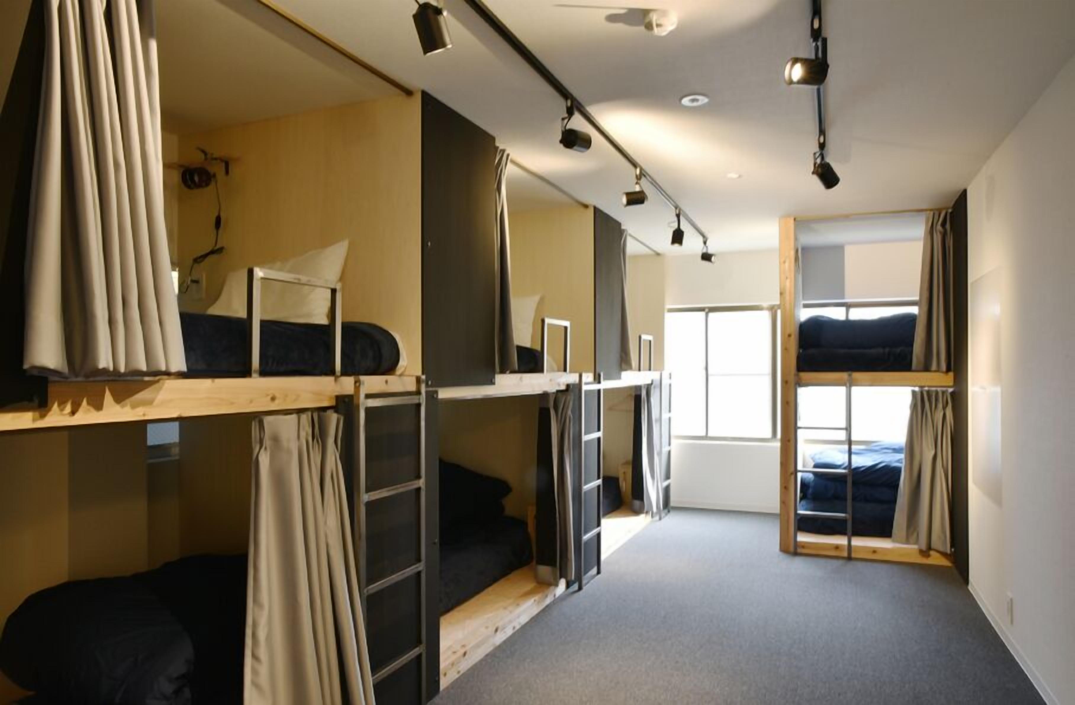 Un dormitorio con literas, una ventana y una puerta.