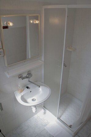 Panorama appartement, 1 slaapkamer, balkon, uitzicht op zee | Badkamer | Een douche, gratis toiletartikelen, een haardroger, handdoeken