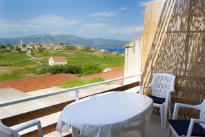 Familie appartement, 1 slaapkamer, keuken, uitzicht op zee | Balkon