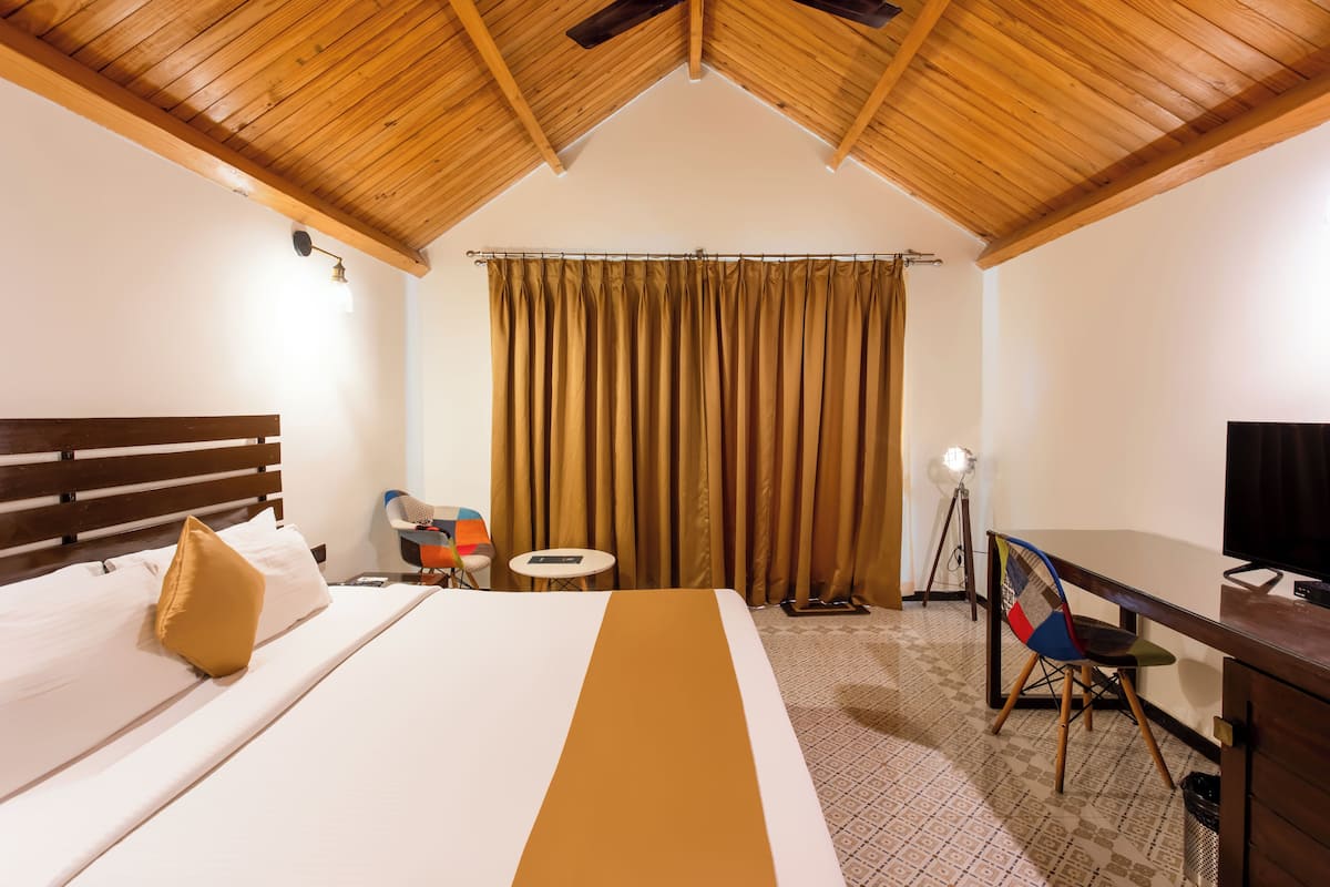 Classic Cottage | In-room safe, blackout drapes, iron/ironing board (on request)