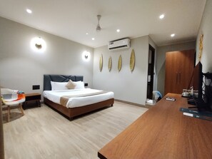 Premium Cottage | Värdeförvaringsskåp på rummet och mörkläggningsgardiner