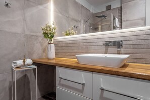 Apartament Comfort, 1 dormitori (Pure Rental Apartments C2224) | Bany | Articles de tocador de disseny, assecador de cabells, tovalloles i sabó 