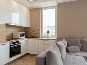Premium Apartment, 2 Bedrooms (Pure Rental G0637) | Private kitchen | Fridge, microwave, oven, stovetop - Pure Rental Apartments (Wroclaw)