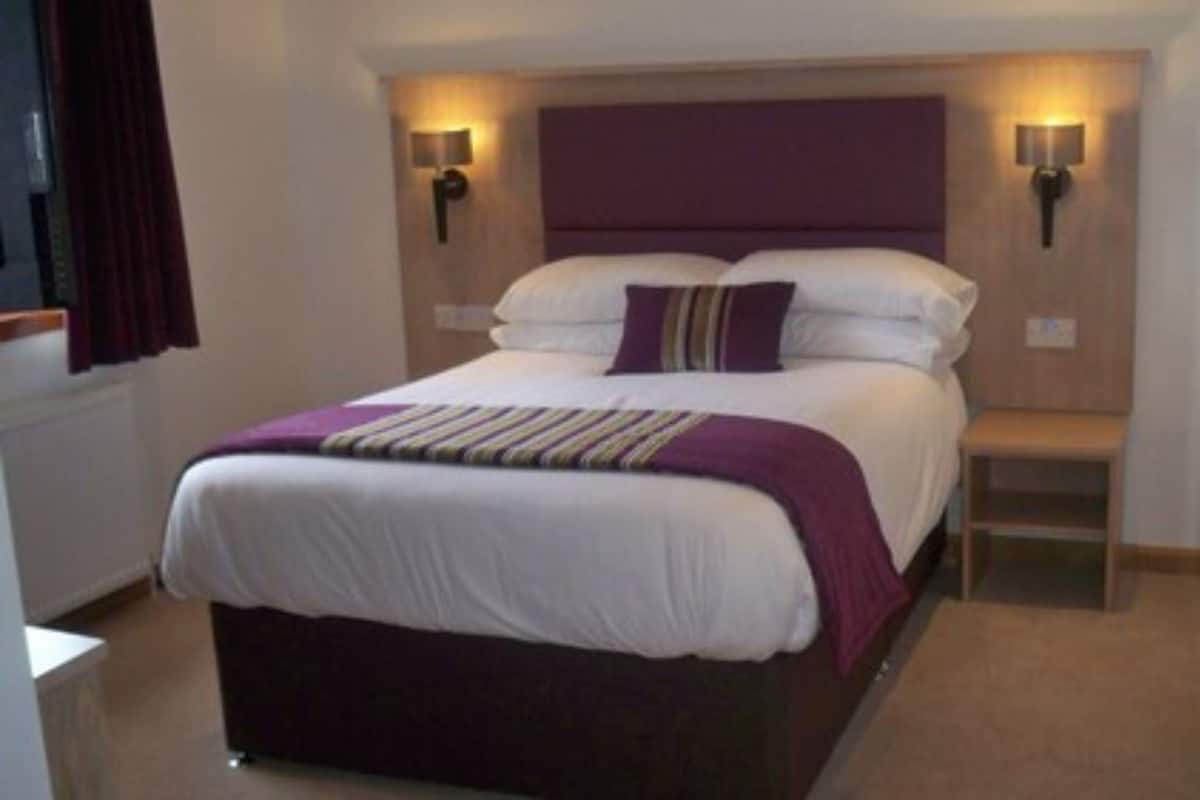 Double Room, Ensuite | Blackout drapes, iron/ironing board (on request), WiFi (free)