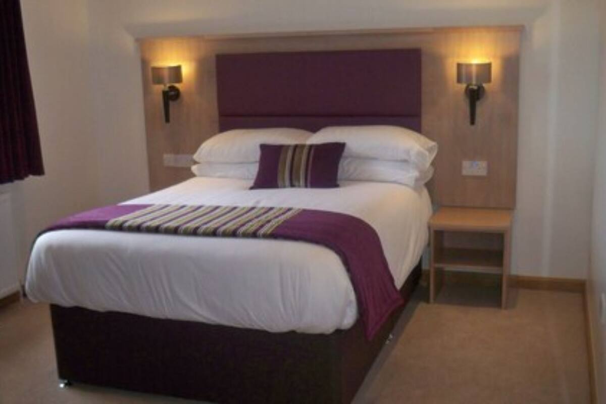 double room, ensuite | 1 bedroom, blackout curtains, iron/ironing board, free wifi