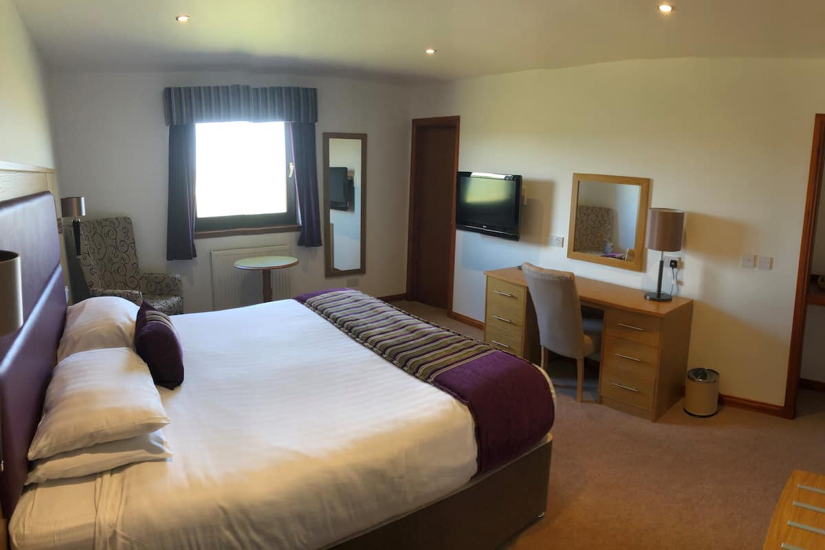 Superking En-suite | Blackout drapes, iron/ironing board (on request), WiFi (free)