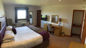 Superking En-suite | Blackout drapes, iron/ironing board, free WiFi, bed sheets