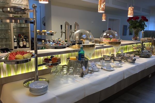 Desayuno buffet diario (EUR 16.50 por persona)