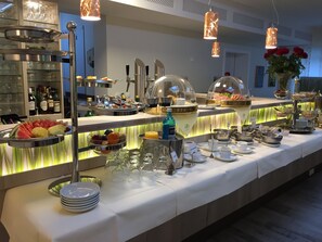 Daily buffet breakfast (EUR 20.00 per person) - Das Fritz Hotel (Schwerin)