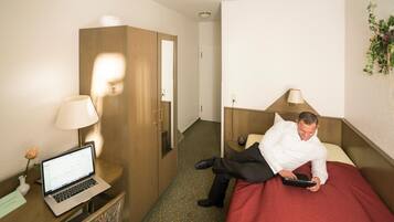 Hochwertige Bettwaren, Minibar, Zimmersafe, Schreibtisch