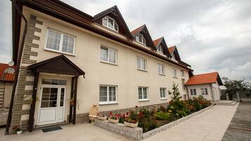 Vista frontal de la propiedad