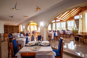 Local cuisine - Hotel Europa Kokeltal (Albesti)