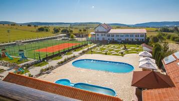 2 albercas al aire libre