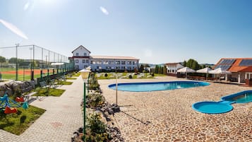 Lasten leikkialue ulkona