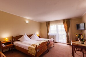 Standard Double Room, 1 King Bed | Television - Hotel Europa Kokeltal (Albesti)