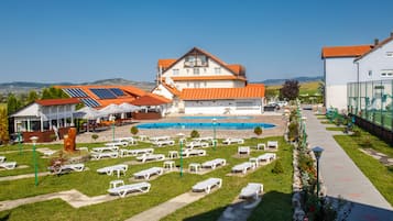 2 outdoor pools