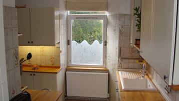 Apartment, 4 Bedrooms | Private kitchen | Full-sized fridge, microwave, oven, stovetop