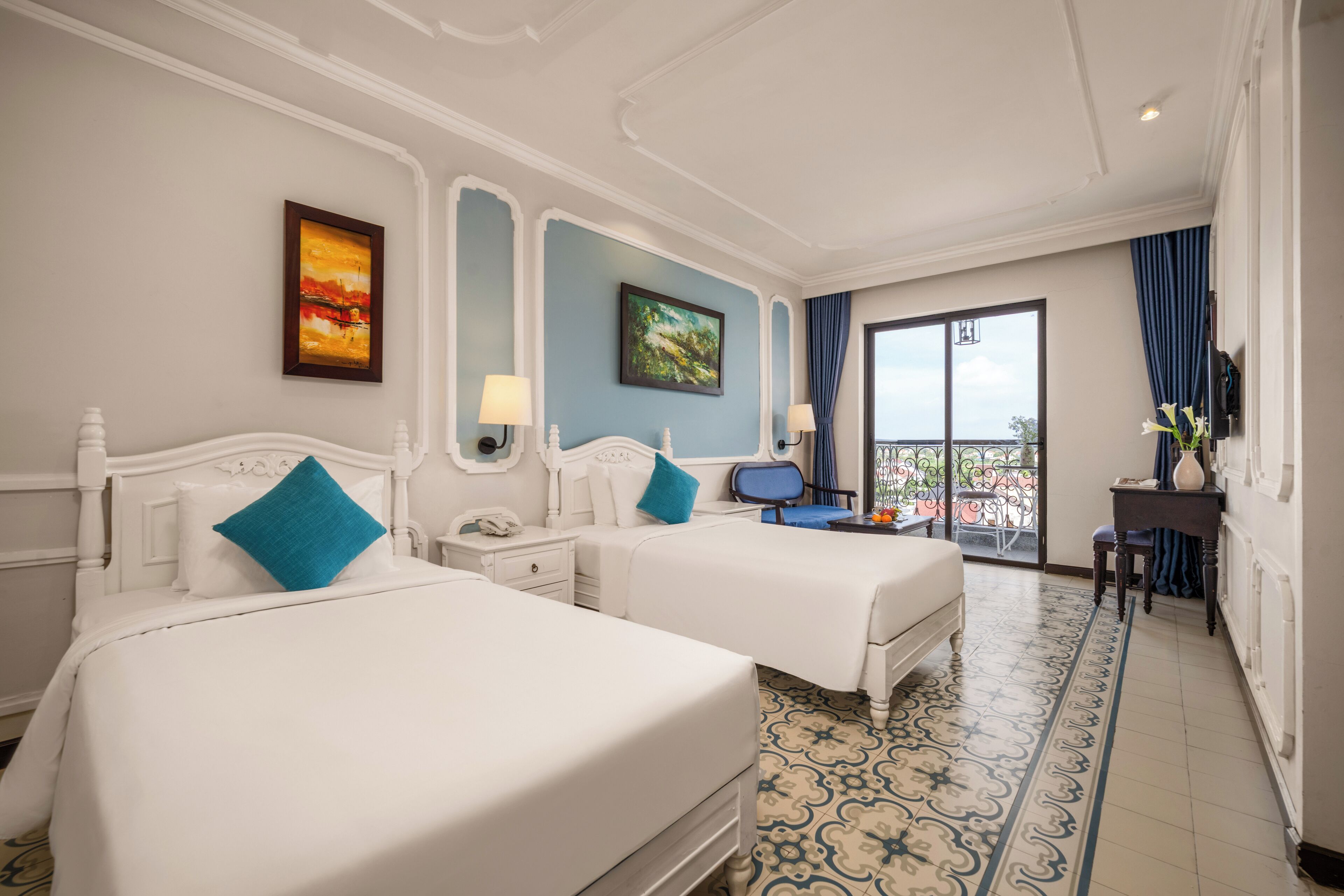 deluxe twin room, bathtub, city view | 1 bedroom, down duvets, minibar, in-room safe