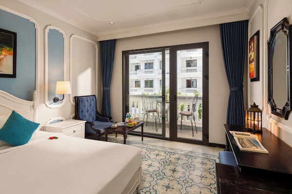 Familien-Suite, 2 Schlafzimmer, Badewanne | Daunenbettdecken, Minibar, Zimmersafe, individuell dekoriert