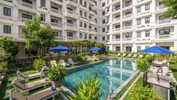 Una piscina al aire libre (de 08:00 a 20:00), sombrillas, tumbonas