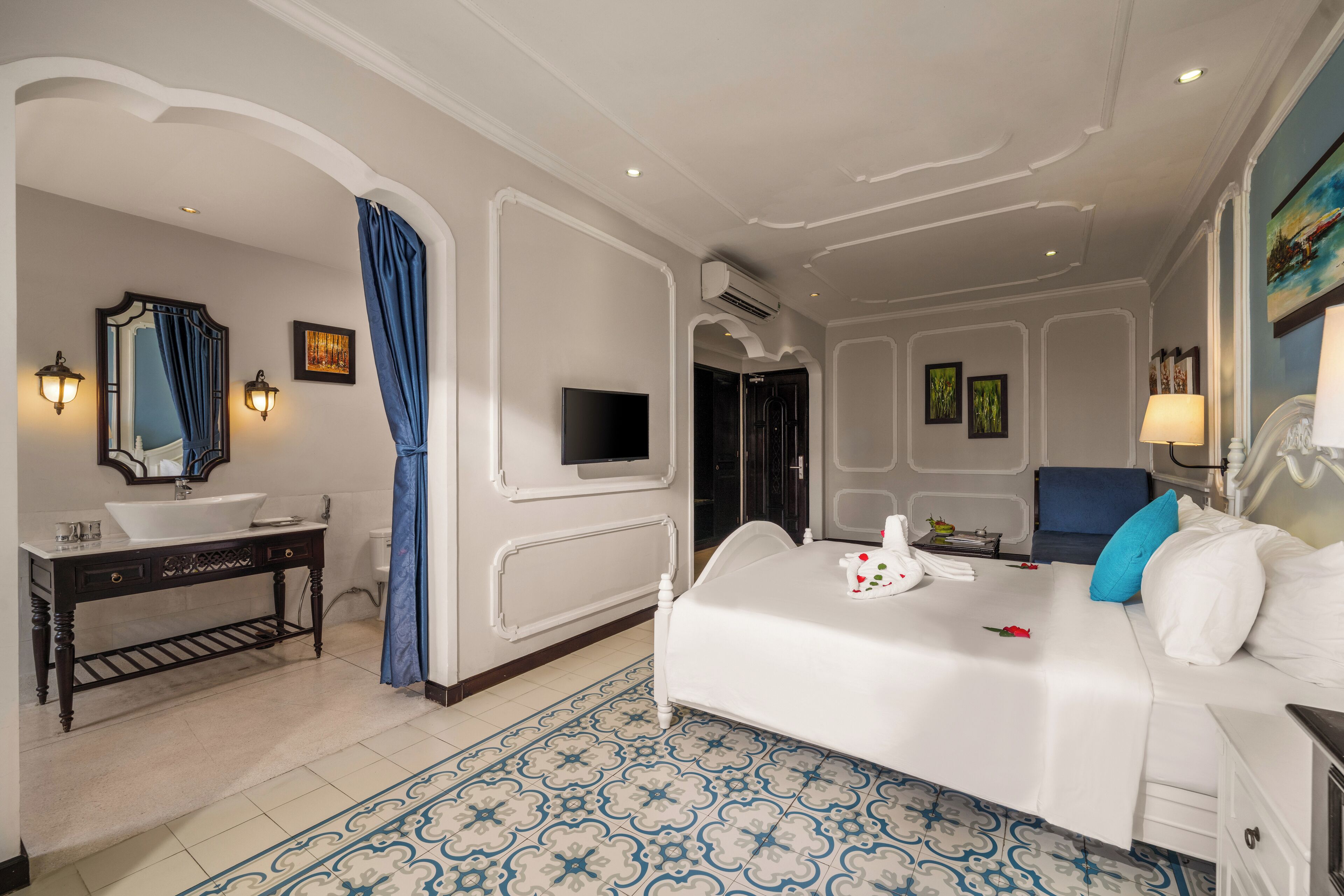 king suite, pool view | 1 bedroom, down duvets, minibar, in-room safe