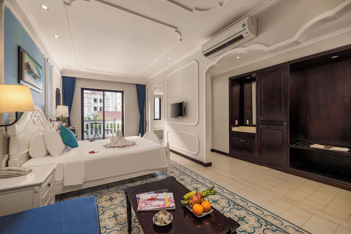 King Suite, Pool View | Donzen dekbedden, een minibar, een kluis op de kamer