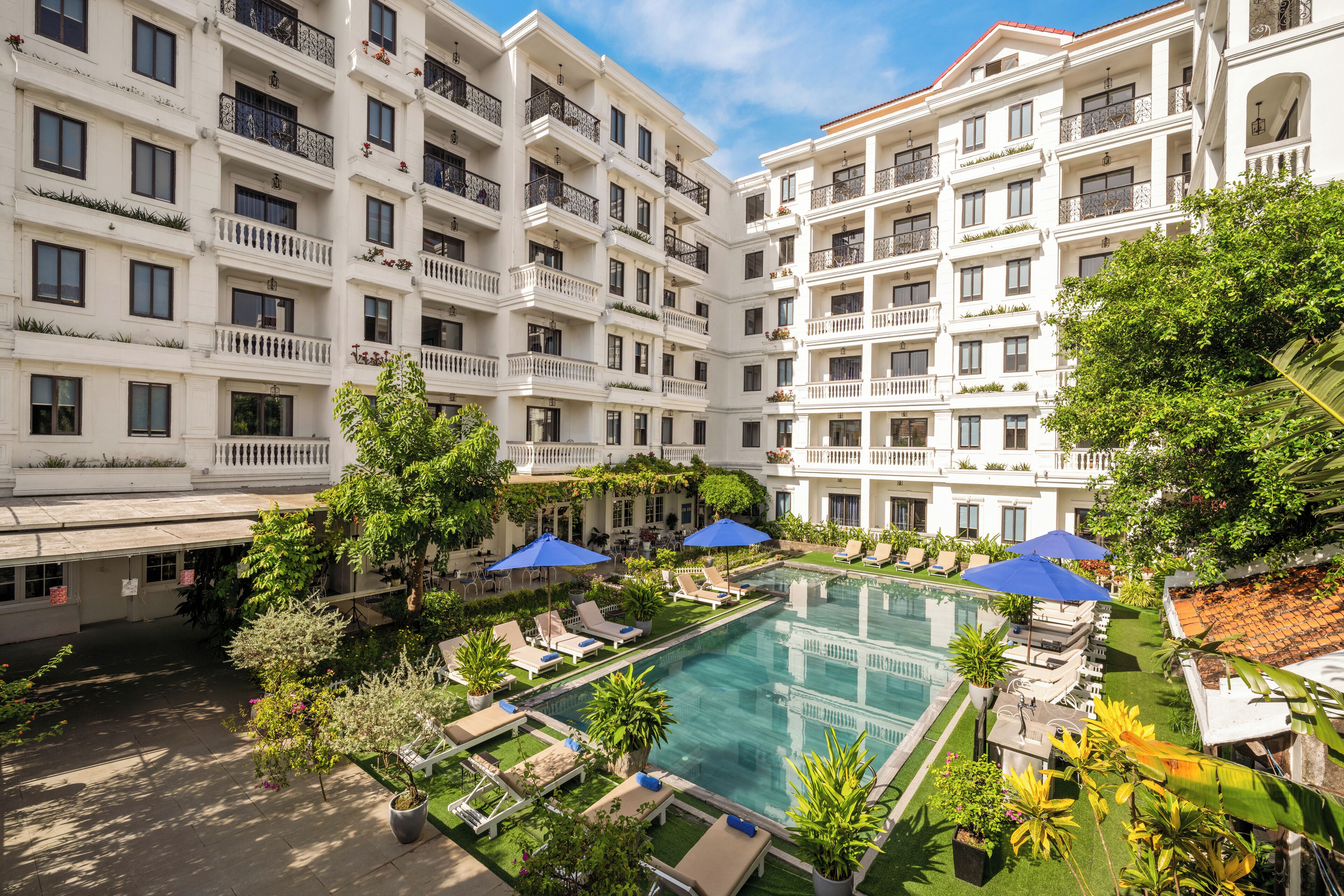Piscina externa, funciona das 8h às 20h, guarda-sóis, espreguiçadeiras