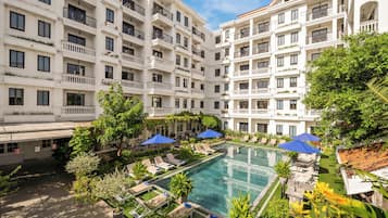 Piscina externa, funciona das 8h às 20h, guarda-sóis, espreguiçadeiras