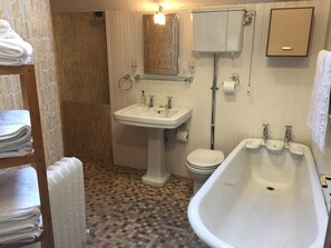 Apartment, 1 Schlafzimmer | Badezimmer | Badewanne und Dusche (separat), Haartrockner, Handtücher