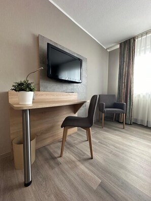 Desk, free WiFi, bed sheets - Rheinhessen Inn (Woerrstadt)